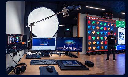 Studio Rayaction: stanowisko realizacyjne z monitorami i ścianą LED z grą